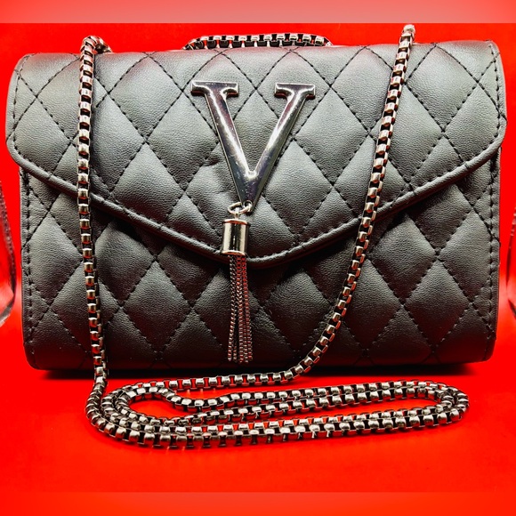 The Unbranded Brand Handbags - NWOT High Fashion Crossbody Bag In Quilted Black With Gunmetal V Initial & Chain